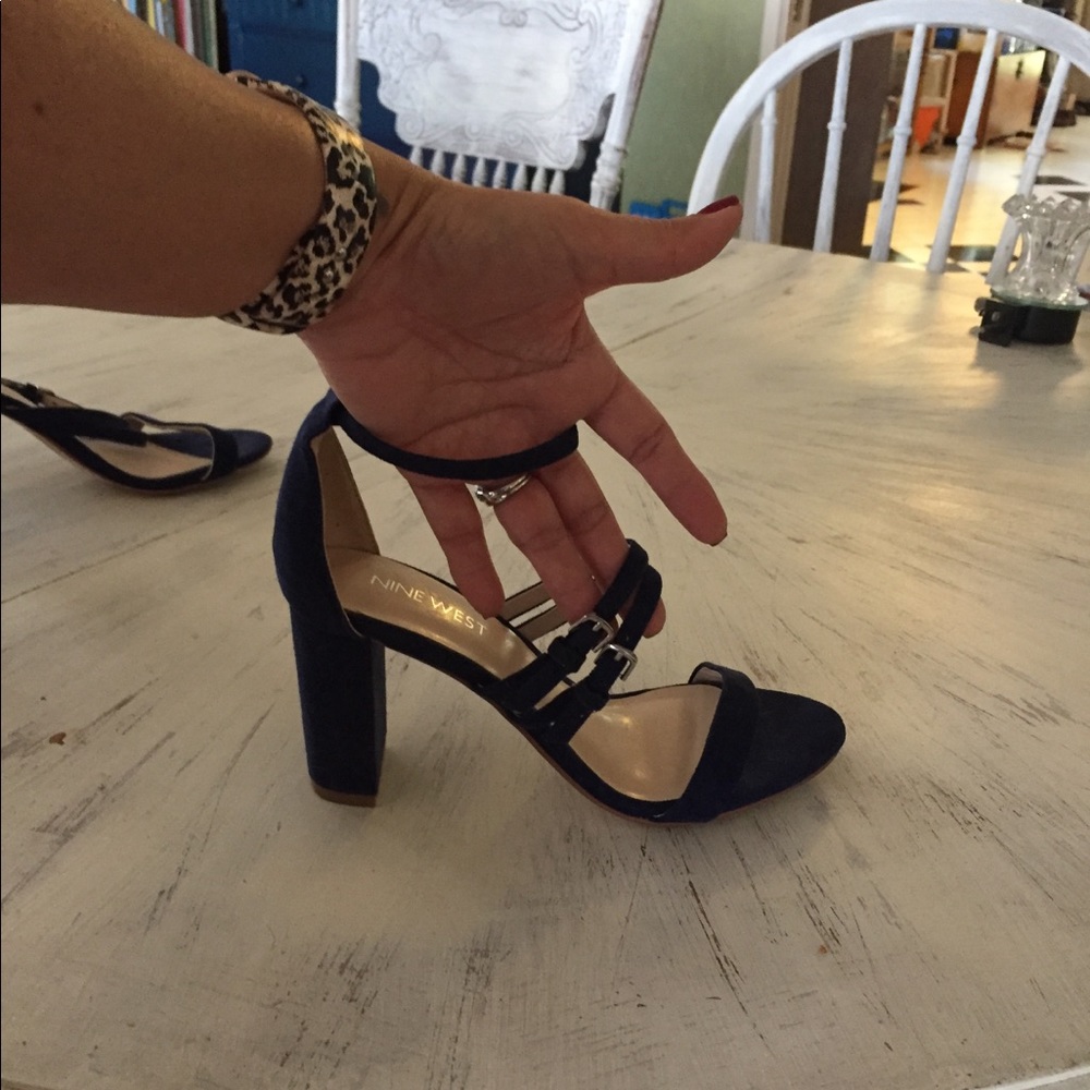 Size 6 Nine West navy heel sandals